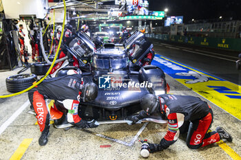 2024-06-16 - 08 BUEMI Sébastien (swi), HARTLEY Brendon (nzl), HIRAKAWA Ryo (jpn), Toyota Gazoo Racing, Toyota GR010 - Hybrid #08, Hypercar, FIA WEC, ambiance during the 2024 24 Hours of Le Mans, 4th round of the 2024 FIA World Endurance Championship, on the Circuit des 24 Heures du Mans, from June 15 to 16, 2024 in Le Mans, France - 24 HEURES DU MANS 2024 - RACE - ENDURANCE - MOTORS