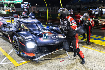 2024-06-16 - 08 BUEMI Sébastien (swi), HARTLEY Brendon (nzl), HIRAKAWA Ryo (jpn), Toyota Gazoo Racing, Toyota GR010 - Hybrid #08, Hypercar, FIA WEC, ambiance during the 2024 24 Hours of Le Mans, 4th round of the 2024 FIA World Endurance Championship, on the Circuit des 24 Heures du Mans, from June 15 to 16, 2024 in Le Mans, France - 24 HEURES DU MANS 2024 - RACE - ENDURANCE - MOTORS