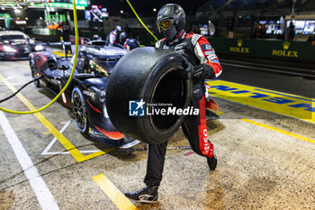 2024-06-16 - 08 BUEMI Sébastien (swi), HARTLEY Brendon (nzl), HIRAKAWA Ryo (jpn), Toyota Gazoo Racing, Toyota GR010 - Hybrid #08, Hypercar, FIA WEC, ambiance during the 2024 24 Hours of Le Mans, 4th round of the 2024 FIA World Endurance Championship, on the Circuit des 24 Heures du Mans, from June 15 to 16, 2024 in Le Mans, France - 24 HEURES DU MANS 2024 - RACE - ENDURANCE - MOTORS