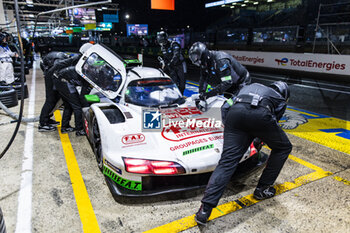 2024-06-16 - 99 TINCKNELL Harry (gbr), JANI Neel (swi), ANDLAUER Julien (fra), Proton Competition, Porsche 963 #99, Hypercar, FIA WEC, ambiance, pit stop during the 2024 24 Hours of Le Mans, 4th round of the 2024 FIA World Endurance Championship, on the Circuit des 24 Heures du Mans, from June 15 to 16, 2024 in Le Mans, France - 24 HEURES DU MANS 2024 - RACE - ENDURANCE - MOTORS