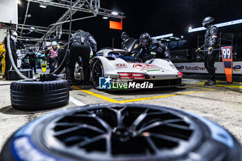 2024-06-16 - 99 TINCKNELL Harry (gbr), JANI Neel (swi), ANDLAUER Julien (fra), Proton Competition, Porsche 963 #99, Hypercar, FIA WEC, ambiance, pit stop during the 2024 24 Hours of Le Mans, 4th round of the 2024 FIA World Endurance Championship, on the Circuit des 24 Heures du Mans, from June 15 to 16, 2024 in Le Mans, France - 24 HEURES DU MANS 2024 - RACE - ENDURANCE - MOTORS