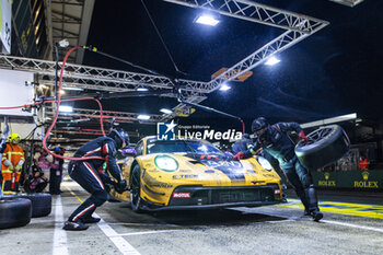 2024-06-16 - 91 LIETZ Richard (aut), SCHURING Morris (nld), SHAHIN Yasser (aus), Manthey EMA, Porsche 911 GT3 R #91, LM GT3, FIA WEC, pit stop during the 2024 24 Hours of Le Mans, 4th round of the 2024 FIA World Endurance Championship, on the Circuit des 24 Heures du Mans, from June 15 to 16, 2024 in Le Mans, France - 24 HEURES DU MANS 2024 - RACE - ENDURANCE - MOTORS