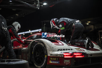 2024-06-16 - 04 JAMINET Mathieu (fra), NASR Felipe (bra), TANDY Nick (gbr), Porsche Penske Motorsport, Porsche 963 #04, Hypercar, action during the 2024 24 Hours of Le Mans, 4th round of the 2024 FIA World Endurance Championship, on the Circuit des 24 Heures du Mans, from June 15 to 16, 2024 in Le Mans, France - 24 HEURES DU MANS 2024 - RACE - ENDURANCE - MOTORS