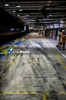 2024-06-16 - Ambiance pitlane, during the 2024 24 Hours of Le Mans, 4th round of the 2024 FIA World Endurance Championship, on the Circuit des 24 Heures du Mans, from June 15 to 16, 2024 in Le Mans, France - 24 HEURES DU MANS 2024 - RACE - ENDURANCE - MOTORS