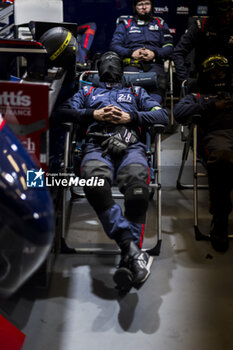 2024-06-16 - United Autosports mecaniciens, mechanics, ambiance during the 2024 24 Hours of Le Mans, 4th round of the 2024 FIA World Endurance Championship, on the Circuit des 24 Heures du Mans, from June 15 to 16, 2024 in Le Mans, France - 24 HEURES DU MANS 2024 - RACE - ENDURANCE - MOTORS