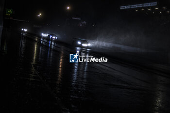 2024-06-16 - Rain, action during the 2024 24 Hours of Le Mans, 4th round of the 2024 FIA World Endurance Championship, on the Circuit des 24 Heures du Mans, from June 15 to 16, 2024 in Le Mans, France - 24 HEURES DU MANS 2024 - RACE - ENDURANCE - MOTORS