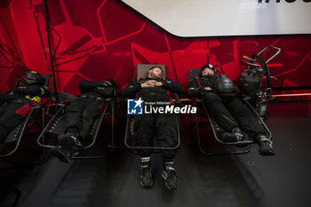 2024-06-16 - Mechanics, mecaniciens, mechanics during the 2024 24 Hours of Le Mans, 4th round of the 2024 FIA World Endurance Championship, on the Circuit des 24 Heures du Mans, from June 15 to 16, 2024 in Le Mans, France - 24 HEURES DU MANS 2024 - RACE - ENDURANCE - MOTORS