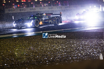 2024-06-16 - 02 BAMBER Earl (nzl), LYNN Alex (gbr), PALOU Alex (spa), Cadillac Racing, Cadillac V-Series.R #02, Hypercar, FIA WEC, action during the 2024 24 Hours of Le Mans, 4th round of the 2024 FIA World Endurance Championship, on the Circuit des 24 Heures du Mans, from June 15 to 16, 2024 in Le Mans, France - 24 HEURES DU MANS 2024 - RACE - ENDURANCE - MOTORS