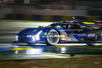 2024-06-16 - 02 BAMBER Earl (nzl), LYNN Alex (gbr), PALOU Alex (spa), Cadillac Racing, Cadillac V-Series.R #02, Hypercar, FIA WEC, action during the 2024 24 Hours of Le Mans, 4th round of the 2024 FIA World Endurance Championship, on the Circuit des 24 Heures du Mans, from June 15 to 16, 2024 in Le Mans, France - 24 HEURES DU MANS 2024 - RACE - ENDURANCE - MOTORS