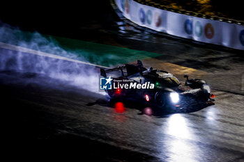 2024-06-16 - 08 BUEMI Sébastien (swi), HARTLEY Brendon (nzl), HIRAKAWA Ryo (jpn), Toyota Gazoo Racing, Toyota GR010 - Hybrid #08, Hypercar, FIA WEC, action during the 2024 24 Hours of Le Mans, 4th round of the 2024 FIA World Endurance Championship, on the Circuit des 24 Heures du Mans, from June 15 to 16, 2024 in Le Mans, France - 24 HEURES DU MANS 2024 - RACE - ENDURANCE - MOTORS