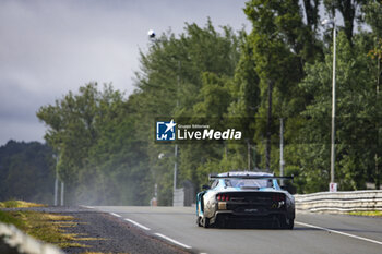 2024-06-16 - 77 BARKER Ben (gbr), HARDWICK Ryan (usa), ROBICHON Zacharie (can), Proton Competition, Ford Mustang GT3 #77, LM GT3, FIA WEC, action during the 2024 24 Hours of Le Mans, 4th round of the 2024 FIA World Endurance Championship, on the Circuit des 24 Heures du Mans, from June 15 to 16, 2024 in Le Mans, France - 24 HEURES DU MANS 2024 - RACE - ENDURANCE - MOTORS