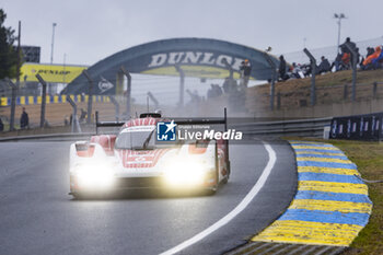 2024-06-16 - 06 ESTRE Kevin (fra), LOTTERER André (ger), VANTHOOR Laurens (bel), Porsche Penske Motorsport, Porsche 963 #06, Hypercar, FIA WEC, action during the 2024 24 Hours of Le Mans, 4th round of the 2024 FIA World Endurance Championship, on the Circuit des 24 Heures du Mans, from June 15 to 16, 2024 in Le Mans, France - 24 HEURES DU MANS 2024 - RACE - ENDURANCE - MOTORS