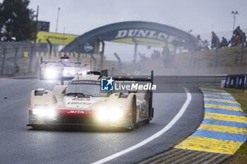 2024-06-16 - 38 RASMUSSEN Oliver (dnk), HANSON Philip (gbr), BUTTON Jenson (gbr), Hertz Team Jota, Porsche 963 #38, Hypercar, FIA WEC, action during the 2024 24 Hours of Le Mans, 4th round of the 2024 FIA World Endurance Championship, on the Circuit des 24 Heures du Mans, from June 15 to 16, 2024 in Le Mans, France - 24 HEURES DU MANS 2024 - RACE - ENDURANCE - MOTORS