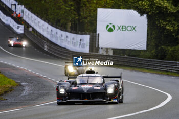 2024-06-16 - 08 BUEMI Sébastien (swi), HARTLEY Brendon (nzl), HIRAKAWA Ryo (jpn), Toyota Gazoo Racing, Toyota GR010 - Hybrid #08, Hypercar, FIA WEC, action during the 2024 24 Hours of Le Mans, 4th round of the 2024 FIA World Endurance Championship, on the Circuit des 24 Heures du Mans, from June 15 to 16, 2024 in Le Mans, France - 24 HEURES DU MANS 2024 - RACE - ENDURANCE - MOTORS