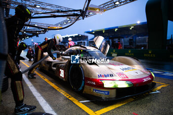 2024-06-16 - 38 RASMUSSEN Oliver (dnk), HANSON Philip (gbr), BUTTON Jenson (gbr), Hertz Team Jota, Porsche 963 #38, Hypercar, FIA WEC, refueling during the 2024 24 Hours of Le Mans, 4th round of the 2024 FIA World Endurance Championship, on the Circuit des 24 Heures du Mans, from June 15 to 16, 2024 in Le Mans, France - 24 HEURES DU MANS 2024 - RACE - ENDURANCE - MOTORS