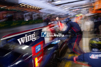 2024-06-16 - United Autosports, mecaniciens, mechanics, refueling during the 2024 24 Hours of Le Mans, 4th round of the 2024 FIA World Endurance Championship, on the Circuit des 24 Heures du Mans, from June 15 to 16, 2024 in Le Mans, France - 24 HEURES DU MANS 2024 - RACE - ENDURANCE - MOTORS