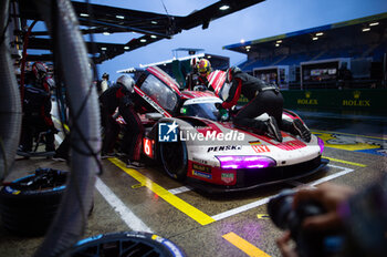 2024-06-16 - 06 ESTRE Kevin (fra), LOTTERER André (ger), VANTHOOR Laurens (bel), Porsche Penske Motorsport, Porsche 963 #06, Hypercar, FIA WEC, action during the 2024 24 Hours of Le Mans, 4th round of the 2024 FIA World Endurance Championship, on the Circuit des 24 Heures du Mans, from June 15 to 16, 2024 in Le Mans, France - 24 HEURES DU MANS 2024 - RACE - ENDURANCE - MOTORS