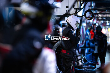 2024-06-16 - Vector Sport, mecaniciens, mechanics during the 2024 24 Hours of Le Mans, 4th round of the 2024 FIA World Endurance Championship, on the Circuit des 24 Heures du Mans, from June 15 to 16, 2024 in Le Mans, France - 24 HEURES DU MANS 2024 - RACE - ENDURANCE - MOTORS