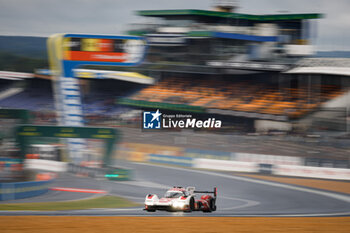 2024-06-16 - 06 ESTRE Kevin (fra), LOTTERER André (ger), VANTHOOR Laurens (bel), Porsche Penske Motorsport, Porsche 963 #06, Hypercar, FIA WEC, action during the 2024 24 Hours of Le Mans, 4th round of the 2024 FIA World Endurance Championship, on the Circuit des 24 Heures du Mans, from June 15 to 16, 2024 in Le Mans, France - 24 HEURES DU MANS 2024 - RACE - ENDURANCE - MOTORS