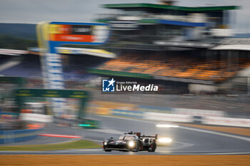 2024-06-16 - 08 BUEMI Sébastien (swi), HARTLEY Brendon (nzl), HIRAKAWA Ryo (jpn), Toyota Gazoo Racing, Toyota GR010 - Hybrid #08, Hypercar, FIA WEC, action during the 2024 24 Hours of Le Mans, 4th round of the 2024 FIA World Endurance Championship, on the Circuit des 24 Heures du Mans, from June 15 to 16, 2024 in Le Mans, France - 24 HEURES DU MANS 2024 - RACE - ENDURANCE - MOTORS