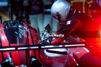 2024-06-16 - Porsche Penske Motorsport mecaniciens, mechanics pitlane, during the 2024 24 Hours of Le Mans, 4th round of the 2024 FIA World Endurance Championship, on the Circuit des 24 Heures du Mans, from June 15 to 16, 2024 in Le Mans, France - 24 HEURES DU MANS 2024 - RACE - ENDURANCE - MOTORS