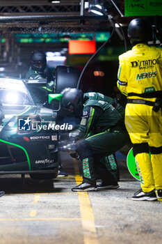 2024-06-16 - 777 SORENSEN Marco (dnk), BASTARD Erwan (fra), HOSHINO Satoshi (jpn), D'Station Racing, Aston Martin Vantage GT3 #777, LM GT3, FIA WEC, action mecaniciens, mechanics during the 2024 24 Hours of Le Mans, 4th round of the 2024 FIA World Endurance Championship, on the Circuit des 24 Heures du Mans, from June 15 to 16, 2024 in Le Mans, France - 24 HEURES DU MANS 2024 - RACE - ENDURANCE - MOTORS