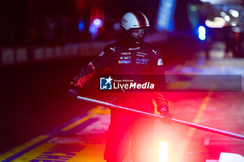 2024-06-16 - Porsche Penske Motorsport mecaniciens, mechanics during the 2024 24 Hours of Le Mans, 4th round of the 2024 FIA World Endurance Championship, on the Circuit des 24 Heures du Mans, from June 15 to 16, 2024 in Le Mans, France - 24 HEURES DU MANS 2024 - RACE - ENDURANCE - MOTORS