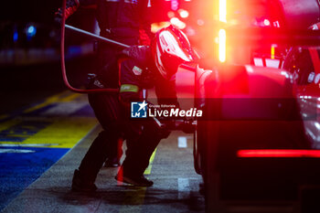 2024-06-16 - Porsche Penske Motorsport mecaniciens, mechanics pitlane, during the 2024 24 Hours of Le Mans, 4th round of the 2024 FIA World Endurance Championship, on the Circuit des 24 Heures du Mans, from June 15 to 16, 2024 in Le Mans, France - 24 HEURES DU MANS 2024 - RACE - ENDURANCE - MOTORS