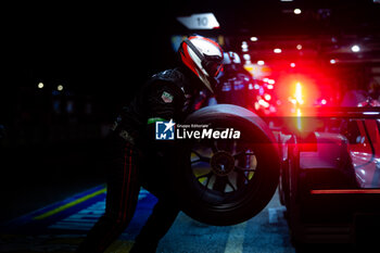 2024-06-16 - Porsche Penske Motorsport mecaniciens, mechanics pitlane, during the 2024 24 Hours of Le Mans, 4th round of the 2024 FIA World Endurance Championship, on the Circuit des 24 Heures du Mans, from June 15 to 16, 2024 in Le Mans, France - 24 HEURES DU MANS 2024 - RACE - ENDURANCE - MOTORS