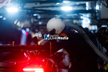 2024-06-16 - 86 WAINWRIGHT Michael (gbr), SERRA Daniel (bra), PERA Riccardo (ita), GR Racing, Ferrari 296 LMGT3 #86, LM GT3, mecaniciens, mechanics pitlane, during the 2024 24 Hours of Le Mans, 4th round of the 2024 FIA World Endurance Championship, on the Circuit des 24 Heures du Mans, from June 15 to 16, 2024 in Le Mans, France - 24 HEURES DU MANS 2024 - RACE - ENDURANCE - MOTORS