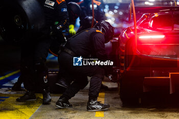 2024-06-16 - 86 WAINWRIGHT Michael (gbr), SERRA Daniel (bra), PERA Riccardo (ita), GR Racing, Ferrari 296 LMGT3 #86, LM GT3, mecaniciens, mechanics pitlane, during the 2024 24 Hours of Le Mans, 4th round of the 2024 FIA World Endurance Championship, on the Circuit des 24 Heures du Mans, from June 15 to 16, 2024 in Le Mans, France - 24 HEURES DU MANS 2024 - RACE - ENDURANCE - MOTORS