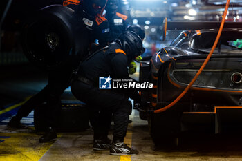 2024-06-16 - 86 WAINWRIGHT Michael (gbr), SERRA Daniel (bra), PERA Riccardo (ita), GR Racing, Ferrari 296 LMGT3 #86, LM GT3, mecaniciens, mechanics pitlane, during the 2024 24 Hours of Le Mans, 4th round of the 2024 FIA World Endurance Championship, on the Circuit des 24 Heures du Mans, from June 15 to 16, 2024 in Le Mans, France - 24 HEURES DU MANS 2024 - RACE - ENDURANCE - MOTORS