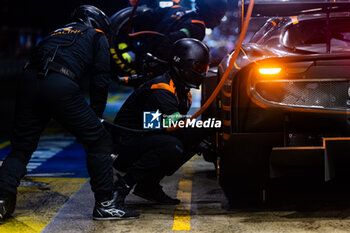 2024-06-16 - 86 WAINWRIGHT Michael (gbr), SERRA Daniel (bra), PERA Riccardo (ita), GR Racing, Ferrari 296 LMGT3 #86, LM GT3, mecaniciens, mechanics pitlane, during the 2024 24 Hours of Le Mans, 4th round of the 2024 FIA World Endurance Championship, on the Circuit des 24 Heures du Mans, from June 15 to 16, 2024 in Le Mans, France - 24 HEURES DU MANS 2024 - RACE - ENDURANCE - MOTORS