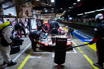 2024-06-16 - 04 JAMINET Mathieu (fra), NASR Felipe (bra), TANDY Nick (gbr), Porsche Penske Motorsport, Porsche 963 #04, Hypercar, mecaniciens, mechanics pitlane, during the 2024 24 Hours of Le Mans, 4th round of the 2024 FIA World Endurance Championship, on the Circuit des 24 Heures du Mans, from June 15 to 16, 2024 in Le Mans, France - 24 HEURES DU MANS 2024 - RACE - ENDURANCE - MOTORS