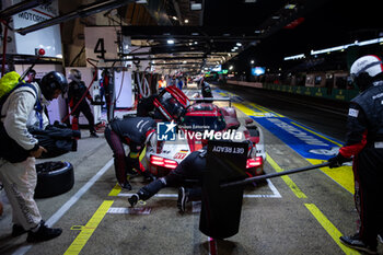 2024-06-16 - 04 JAMINET Mathieu (fra), NASR Felipe (bra), TANDY Nick (gbr), Porsche Penske Motorsport, Porsche 963 #04, Hypercar, mecaniciens, mechanics pitlane, during the 2024 24 Hours of Le Mans, 4th round of the 2024 FIA World Endurance Championship, on the Circuit des 24 Heures du Mans, from June 15 to 16, 2024 in Le Mans, France - 24 HEURES DU MANS 2024 - RACE - ENDURANCE - MOTORS