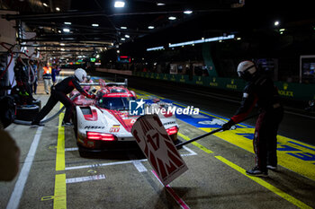 2024-06-16 - 04 JAMINET Mathieu (fra), NASR Felipe (bra), TANDY Nick (gbr), Porsche Penske Motorsport, Porsche 963 #04, Hypercar, mecaniciens, mechanics pitlane, during the 2024 24 Hours of Le Mans, 4th round of the 2024 FIA World Endurance Championship, on the Circuit des 24 Heures du Mans, from June 15 to 16, 2024 in Le Mans, France - 24 HEURES DU MANS 2024 - RACE - ENDURANCE - MOTORS