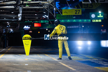 2024-06-16 - 27 JAMES Ian (usa), MANCINELLI Daniel (ita), RIBERAS Alex (spa), Heart of Racing Team, Aston Martin Vantage GT3 #27, LM GT3, FIA WEC, mecaniciens, mechanics pitlane, during the 2024 24 Hours of Le Mans, 4th round of the 2024 FIA World Endurance Championship, on the Circuit des 24 Heures du Mans, from June 15 to 16, 2024 in Le Mans, France - 24 HEURES DU MANS 2024 - RACE - ENDURANCE - MOTORS