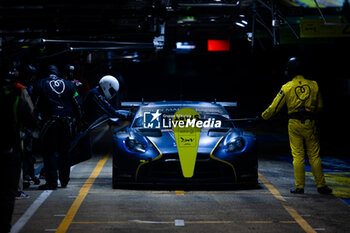 2024-06-16 - 27 JAMES Ian (usa), MANCINELLI Daniel (ita), RIBERAS Alex (spa), Heart of Racing Team, Aston Martin Vantage GT3 #27, LM GT3, FIA WEC, mecaniciens, mechanics pitlane, during the 2024 24 Hours of Le Mans, 4th round of the 2024 FIA World Endurance Championship, on the Circuit des 24 Heures du Mans, from June 15 to 16, 2024 in Le Mans, France - 24 HEURES DU MANS 2024 - RACE - ENDURANCE - MOTORS