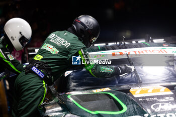 2024-06-16 - 777 SORENSEN Marco (dnk), BASTARD Erwan (fra), HOSHINO Satoshi (jpn), D'Station Racing, Aston Martin Vantage GT3 #777, LM GT3, FIA WEC, mecaniciens, mechanics during the 2024 24 Hours of Le Mans, 4th round of the 2024 FIA World Endurance Championship, on the Circuit des 24 Heures du Mans, from June 15 to 16, 2024 in Le Mans, France - 24 HEURES DU MANS 2024 - RACE - ENDURANCE - MOTORS