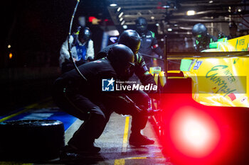 2024-06-16 - 34 SMIECHOWSKI Jakub (pol), LOMKO Vladislav (grd), NOVALAK Clément (fra), Inter Europol Competition, Oreca 07 - Gibson #34, LMP2, mecaniciens, mechanics during the 2024 24 Hours of Le Mans, 4th round of the 2024 FIA World Endurance Championship, on the Circuit des 24 Heures du Mans, from June 15 to 16, 2024 in Le Mans, France - 24 HEURES DU MANS 2024 - RACE - ENDURANCE - MOTORS