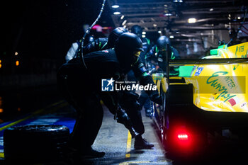 2024-06-16 - 34 SMIECHOWSKI Jakub (pol), LOMKO Vladislav (grd), NOVALAK Clément (fra), Inter Europol Competition, Oreca 07 - Gibson #34, LMP2, mecaniciens, mechanics during the 2024 24 Hours of Le Mans, 4th round of the 2024 FIA World Endurance Championship, on the Circuit des 24 Heures du Mans, from June 15 to 16, 2024 in Le Mans, France - 24 HEURES DU MANS 2024 - RACE - ENDURANCE - MOTORS