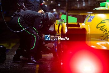 2024-06-16 - 34 SMIECHOWSKI Jakub (pol), LOMKO Vladislav (grd), NOVALAK Clément (fra), Inter Europol Competition, Oreca 07 - Gibson #34, LMP2, mecaniciens, mechanics during the 2024 24 Hours of Le Mans, 4th round of the 2024 FIA World Endurance Championship, on the Circuit des 24 Heures du Mans, from June 15 to 16, 2024 in Le Mans, France - 24 HEURES DU MANS 2024 - RACE - ENDURANCE - MOTORS