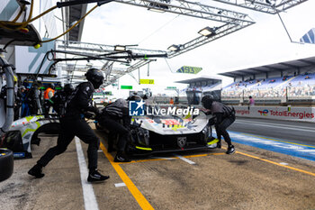 2024-06-16 - 93 VERGNE Jean-Eric (fra), JENSEN Mikkel (dnk), MULLER Nico (swi), Peugeot TotalEnergies, Peugeot 9x8 #93, Hypercar, FIA WEC, pitlane, during the 2024 24 Hours of Le Mans, 4th round of the 2024 FIA World Endurance Championship, on the Circuit des 24 Heures du Mans, from June 15 to 16, 2024 in Le Mans, France - 24 HEURES DU MANS 2024 - RACE - ENDURANCE - MOTORS