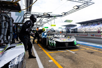 2024-06-16 - 93 VERGNE Jean-Eric (fra), JENSEN Mikkel (dnk), MULLER Nico (swi), Peugeot TotalEnergies, Peugeot 9x8 #93, Hypercar, FIA WEC, pitlane, during the 2024 24 Hours of Le Mans, 4th round of the 2024 FIA World Endurance Championship, on the Circuit des 24 Heures du Mans, from June 15 to 16, 2024 in Le Mans, France - 24 HEURES DU MANS 2024 - RACE - ENDURANCE - MOTORS