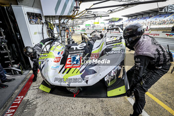 2024-06-16 - pitlane, pitstop, arrêt aux stands reparation capot 93 VERGNE Jean-Eric (fra), JENSEN Mikkel (dnk), MULLER Nico (swi), Peugeot TotalEnergies, Peugeot 9x8 #93, Hypercar, FIA WEC, portrait during the 2024 24 Hours of Le Mans, 4th round of the 2024 FIA World Endurance Championship, on the Circuit des 24 Heures du Mans, from June 15 to 16, 2024 in Le Mans, France - 24 HEURES DU MANS 2024 - RACE - ENDURANCE - MOTORS