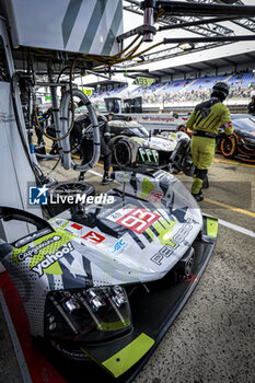 2024-06-16 - pitlane, pitstop, arrêt aux stands reparation capot 93 VERGNE Jean-Eric (fra), JENSEN Mikkel (dnk), MULLER Nico (swi), Peugeot TotalEnergies, Peugeot 9x8 #93, Hypercar, FIA WEC, portrait during the 2024 24 Hours of Le Mans, 4th round of the 2024 FIA World Endurance Championship, on the Circuit des 24 Heures du Mans, from June 15 to 16, 2024 in Le Mans, France - 24 HEURES DU MANS 2024 - RACE - ENDURANCE - MOTORS