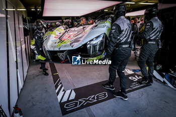 2024-06-16 - pitlane, pitstop, arrêt aux stands reparation capot 93 VERGNE Jean-Eric (fra), JENSEN Mikkel (dnk), MULLER Nico (swi), Peugeot TotalEnergies, Peugeot 9x8 #93, Hypercar, FIA WEC, portrait during the 2024 24 Hours of Le Mans, 4th round of the 2024 FIA World Endurance Championship, on the Circuit des 24 Heures du Mans, from June 15 to 16, 2024 in Le Mans, France - 24 HEURES DU MANS 2024 - RACE - ENDURANCE - MOTORS