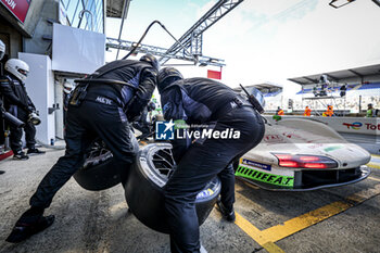 2024-06-16 - pitstop, arrêt aux stands, tyres, pneus, tyre changement de pneus, tires change during the 2024 24 Hours of Le Mans, 4th round of the 2024 FIA World Endurance Championship, on the Circuit des 24 Heures du Mans, from June 15 to 16, 2024 in Le Mans, France - 24 HEURES DU MANS 2024 - RACE - ENDURANCE - MOTORS