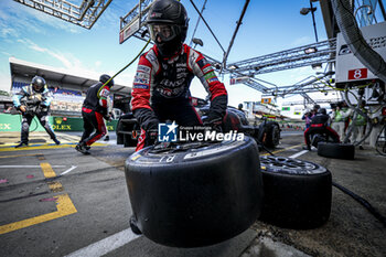 2024-06-16 - pitstop, arrêt aux stands, tyres, pneus, tyre changement de pneus, tires change during the 2024 24 Hours of Le Mans, 4th round of the 2024 FIA World Endurance Championship, on the Circuit des 24 Heures du Mans, from June 15 to 16, 2024 in Le Mans, France - 24 HEURES DU MANS 2024 - RACE - ENDURANCE - MOTORS