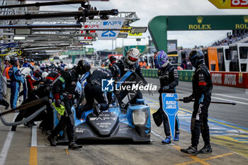 2024-06-16 - pitlane, pitstop, arrêt aux stands 25 KAISER Matthias (lie), CALDWELL Olli (gbr), DE ANGELIS Roman (can), Algarve Pro Racing, Oreca 07 - Gibson #25, LMP2, portrait during the 2024 24 Hours of Le Mans, 4th round of the 2024 FIA World Endurance Championship, on the Circuit des 24 Heures du Mans, from June 15 to 16, 2024 in Le Mans, France - 24 HEURES DU MANS 2024 - RACE - ENDURANCE - MOTORS